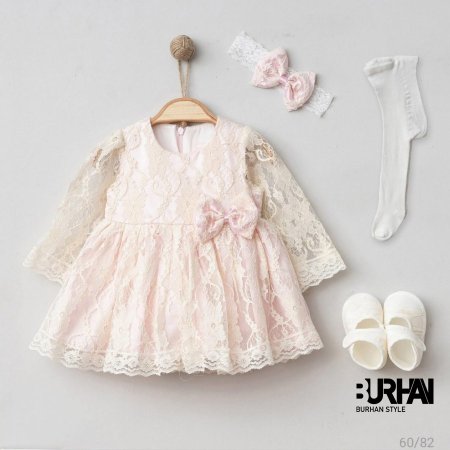 فستان مع إكسسواراته